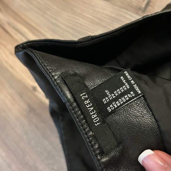 FOREVER 21 Faux Leather Mini Skirt - Picture 4 of 5